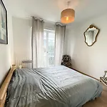 En Bord De Avec Terrasse Et Parking - Fr-1-361-85