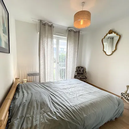 En Bord De Avec Terrasse Et Parking - Fr-1-361-85