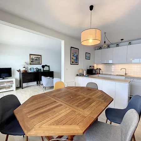 En Bord De Avec Terrasse Et Parking - Fr-1-361-85 Jullouville-les-Pins