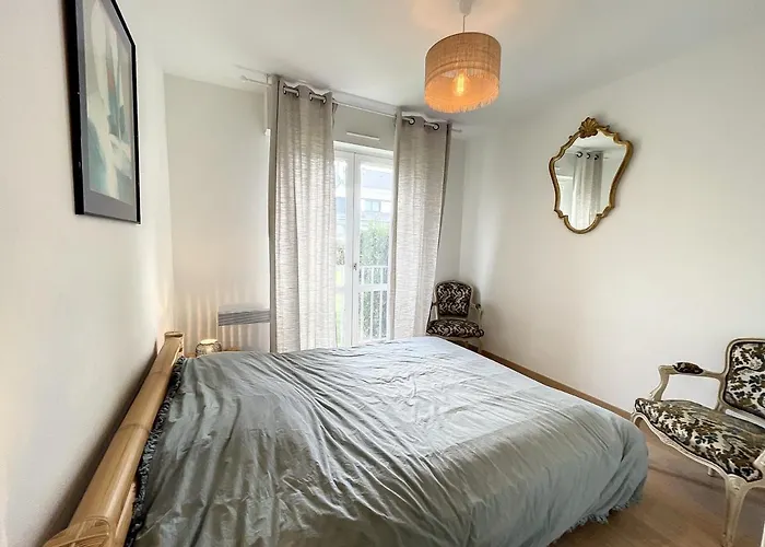 En Bord De Avec Terrasse Et Parking - Fr-1-361-85